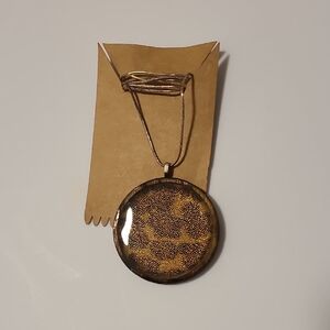 Elegant Gold Pendant Necklace